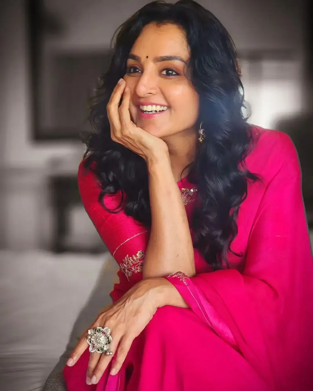 SOUTH INDIAN ACTRESS MANJU WARRIER IN TRADITIONAL PINK SAREE